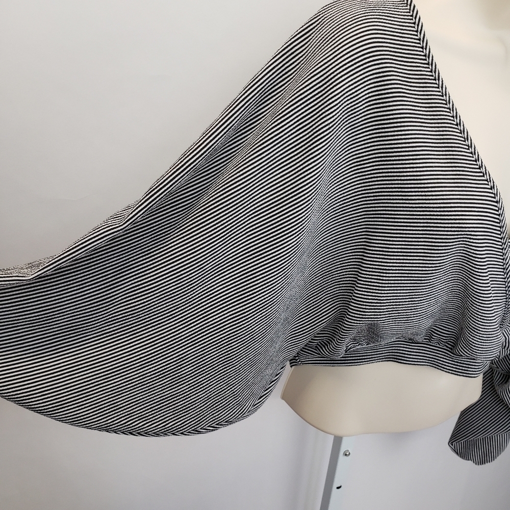 Audrey 3+1 bubble sleeve crop top - Picture 3 of 10